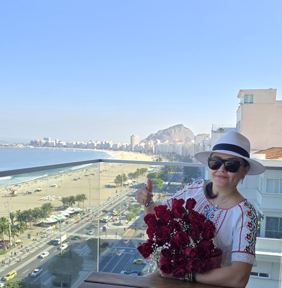 Meet your Posher, Cristina - Picture 2 of 2